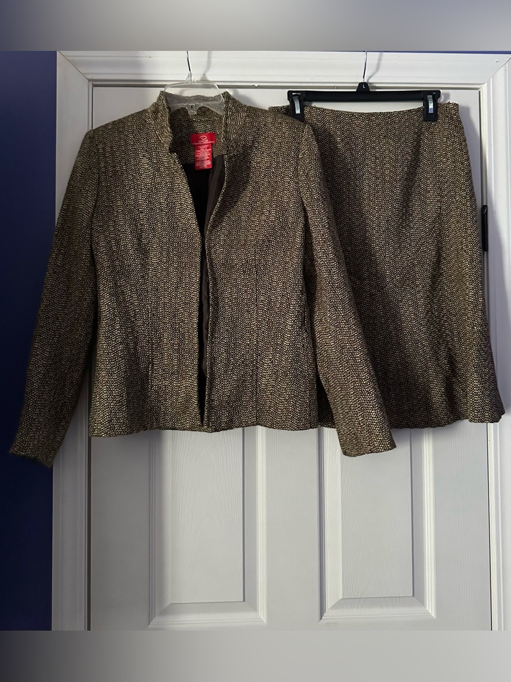 Oscar de la Renta Tweed Jacket & Skirt Set are a size 6.